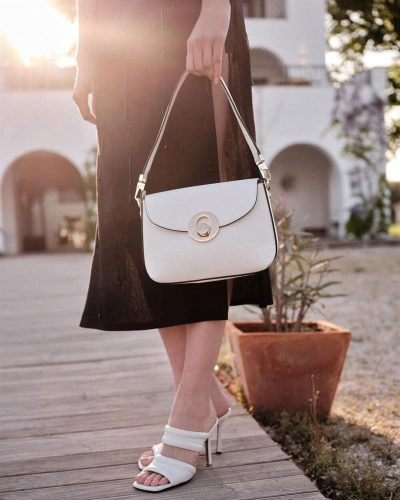 fusta neagra cu pantofi si granta alba